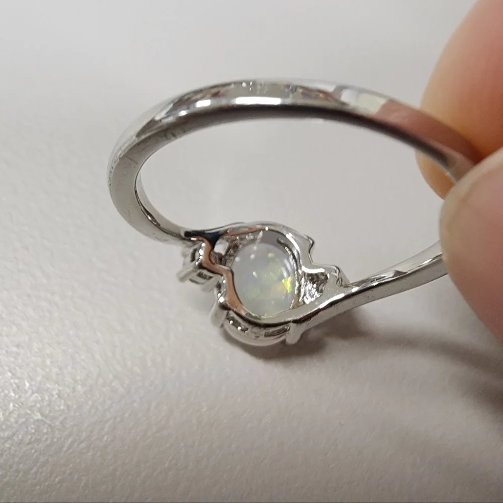 Sz 8 Exquisite Oval Faux Opal Ring Sparkling Cubic Zirconia Accents Silver-tone